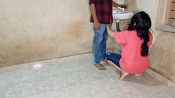 Bhabhi's sexual desires satisfied by young plumber in explicit video